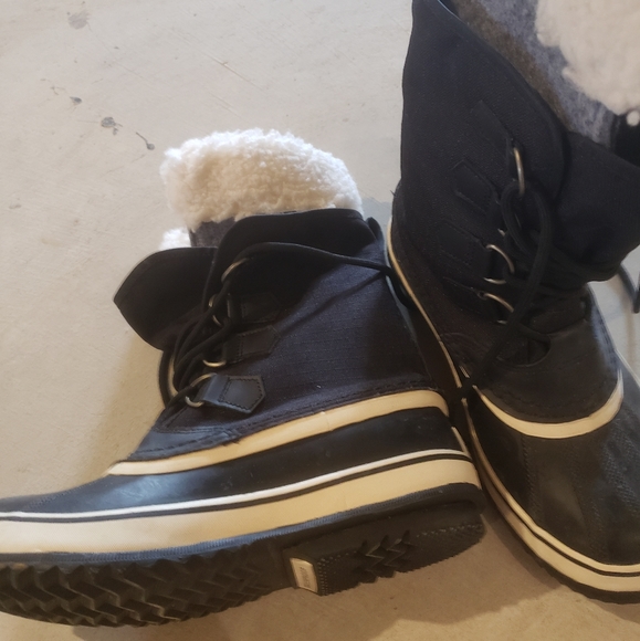 Sorel waterproof winter boots - Picture 3 of 3